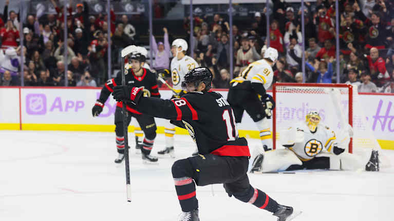Tim Stutzle tuulettaa maalia NHL:ssä. Hän On Saksan tärkein pelaaja Leon Draisaitlin ohella.