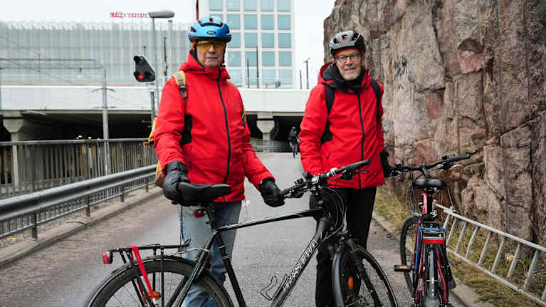 Veli Halsti ja Heikki Halsti kuvattuna pyörineen Pasilassa. 