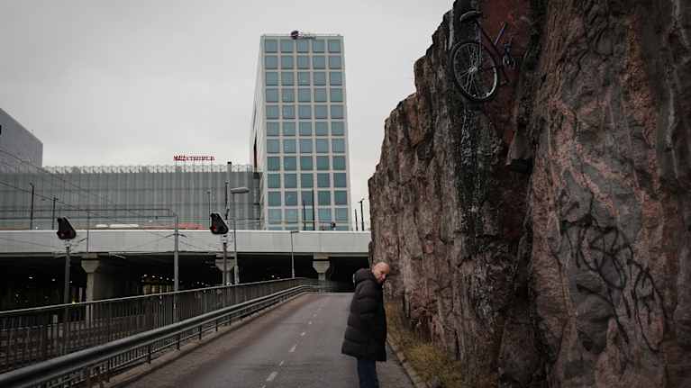 Markku Puustisen Pyöräilijä-teos ja taiteilija Markku Puustinen. 