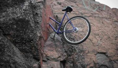 Mitä ihmettä? Selvitimme, miksi polkupyörä on sujahtanut kallion sisälle | Kulttuuri