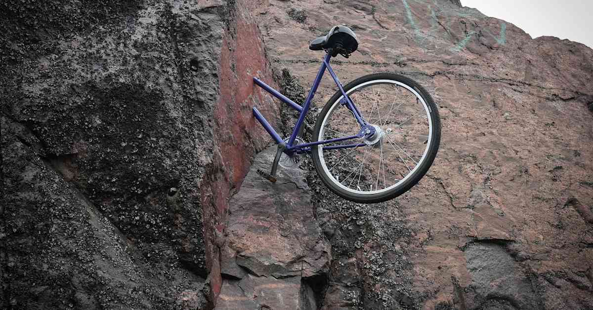 Mitä ihmettä? Selvitimme, miksi polkupyörä on sujahtanut kallion sisälle | Kulttuuri
