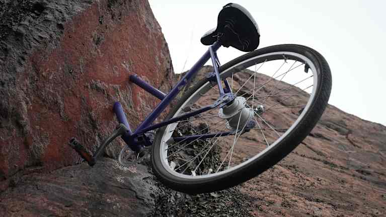 Markku Puustisen Pyöräilijä-teos. 