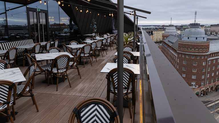 Näkymä terassille korkeassa rakennuksessa. 