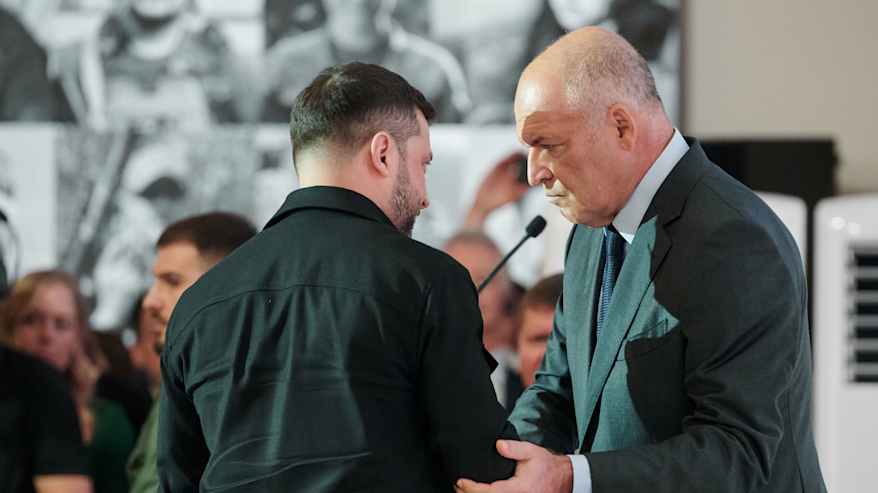 miehet tervehtivät toisiaan