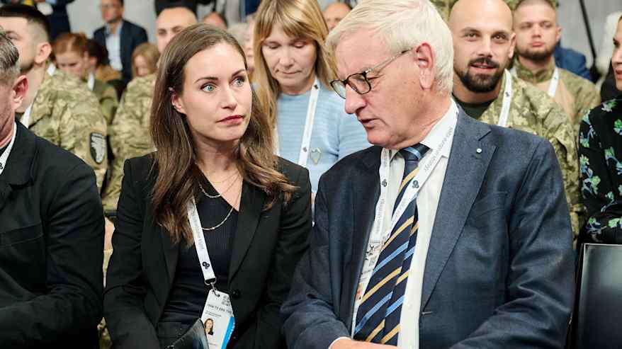 nainen ja mies istuvat vierekkäin.