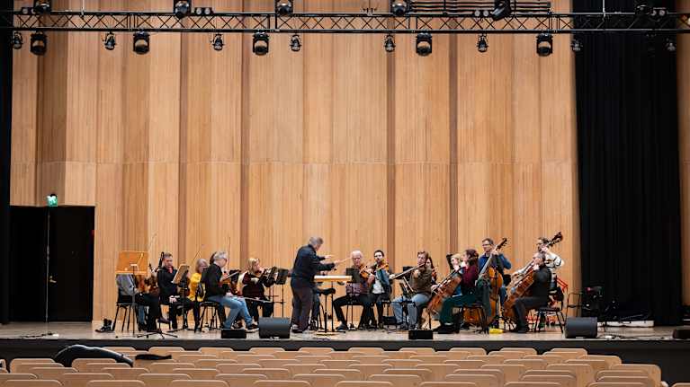 Orkesteri soittaa salissa.