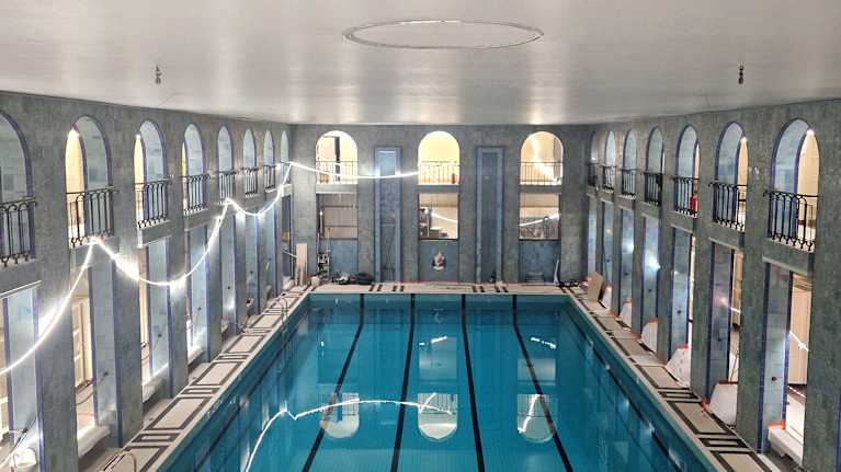 Yrjönkadun uimahalli kuvattuna peruskorjauksen jälkeen.