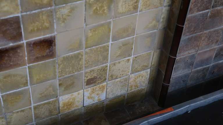 Yrjönkadun uimahallin korjattuja seinälaattoja.