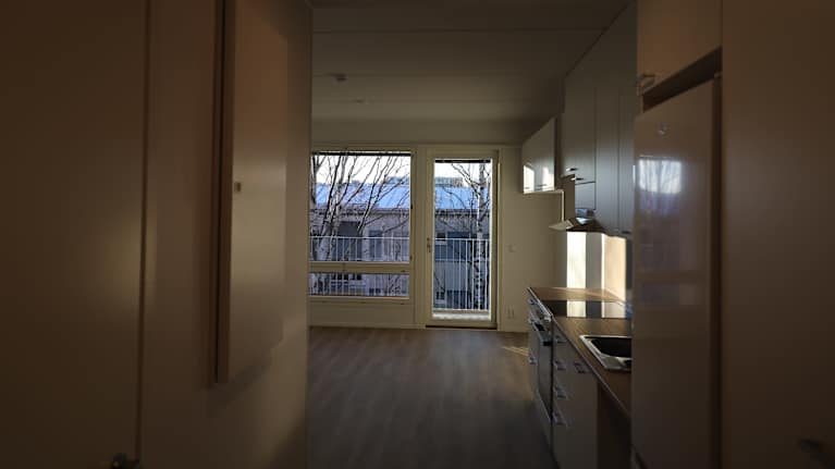 Tyhjä, uusi opiskelija-asunto Vaasan Palosaarella.