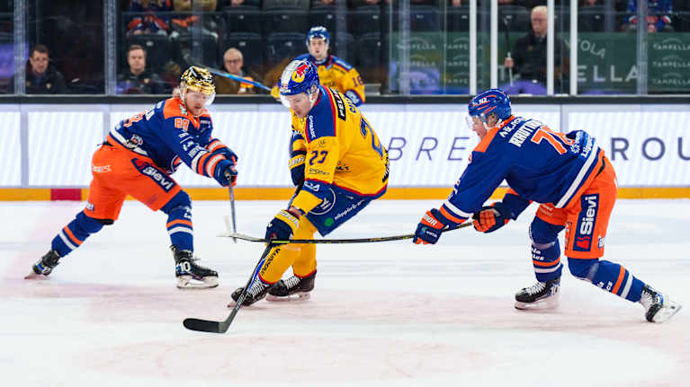 Jukurien Alberts Smits yrittää ohittaa Tapparan sankariduo Joachim Blichfeldiä (88) ja Benjamin Rautiaista.