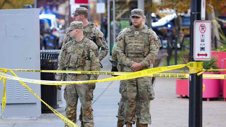 Kansalliskaartin joukot rikospaikan läheisyydessä Washingtonissa 26 marraskuuta 2025.
