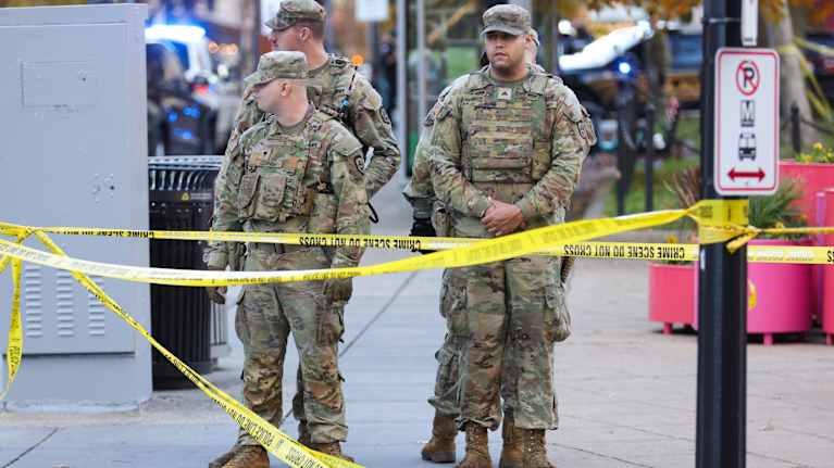 Uhdysvaltalaisia sotilaita seisoo rikospaikkaa rajaavan teipin takana.