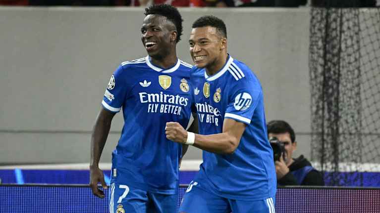 Real Madridin Kylian Mbappe (oik.) juhlii hattutemppuaan yhdessä Vinicius Juniorin kanssa 26.11.2025.