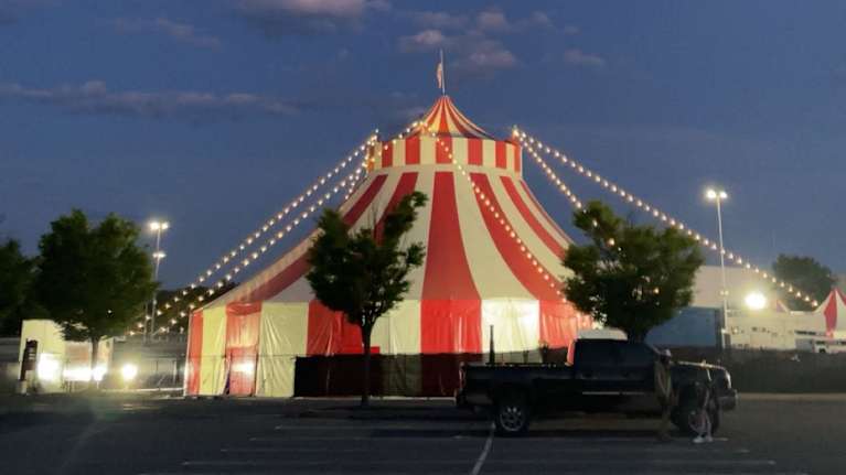 Kuvassa on sirkusteltta.