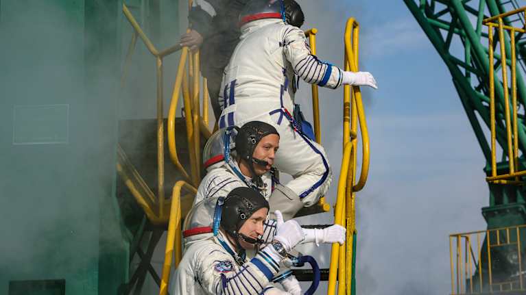 Astronautit nousemassa avaruusalukseen.