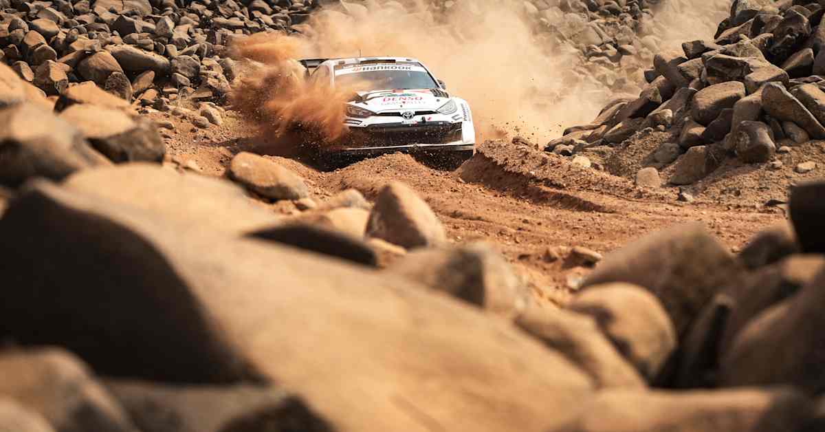 Martins Sesks säkenöi ja pudotti Sami Pajarin kolmanneksi – Yle seuraa Saudi-Arabian MM-rallia | Urheilu