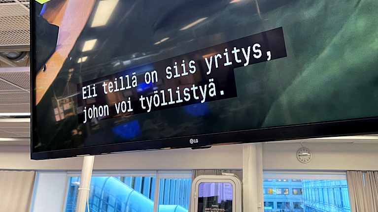 Ylen ohjelmatekstityksen virhe: ruudussa lukee "Eli teillä on siis yritys, johon voi työllistyä".