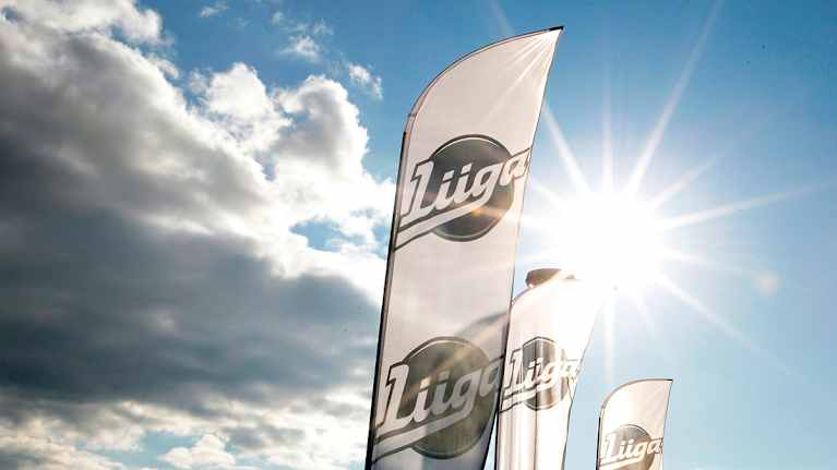 SM-liiga aurinkoisella säällä.