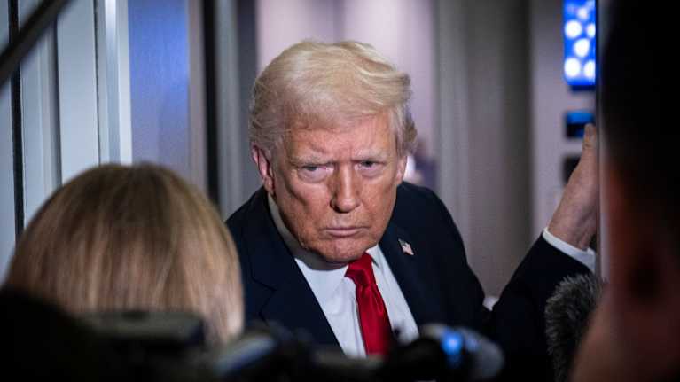 Donald Trump katsoo toimittajaa.