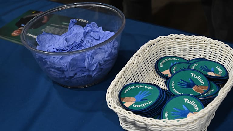 Tullin haalarimerkkejä aseteltuna tarjolle koriin.