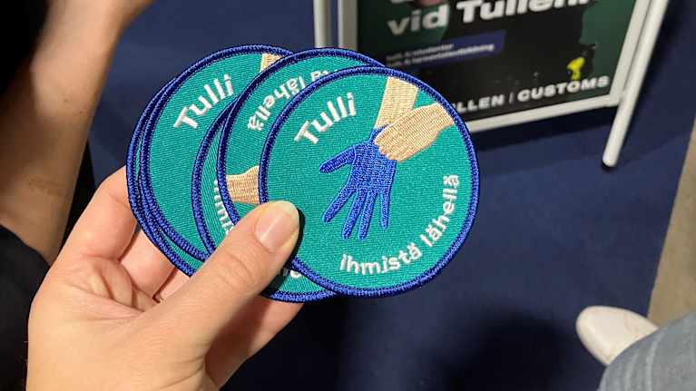 Tullin haalarimerkissä on mukana vahva itseironian taso.