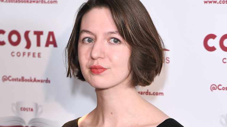 Sally Rooney katsoo sivulle.
