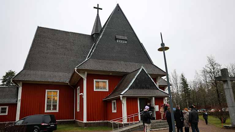 Kirkko kuvattuna ulkoa.