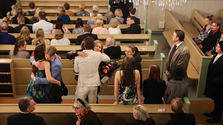 Ihmiset halaavat kirkossa.