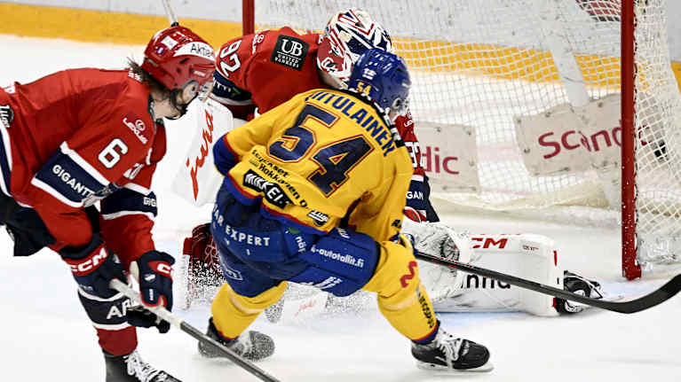 Jukureiden Jesper Piitulainen tekee jatkoaikavoittomaalin 3-2 jääkiekkoliigan ottelussa HIFK:ta vastaan Helsingissä 29. marraskuuta 2025. HIFK:n Tony Sund ja maalivahti Niko Hovinen eivät pysty estämään maalia.