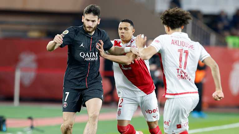 Khvitša Kvaratshkelia Monacon puolustajien puristuksissa.