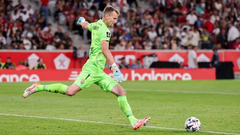 Lukas Hradecky Monacon paidassa.