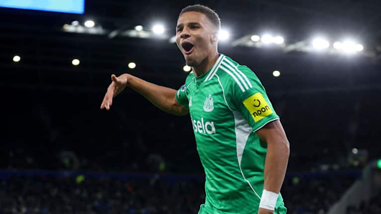 Malick Thiaw tuulettaa maalia Newcastlen paidassa.