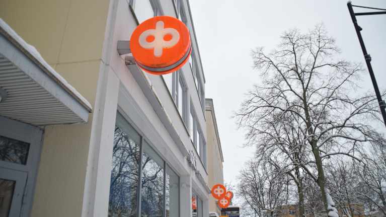 OP-skyltar vid husfasad.