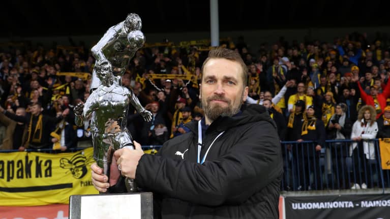 Jani Honkavaara mestaruuspatsaan kanssa.