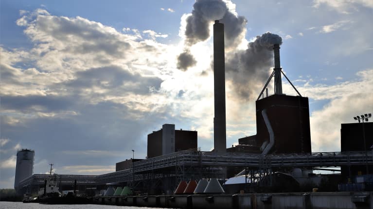 Stora Enson paperitehdas mereltä päin Oulussa.