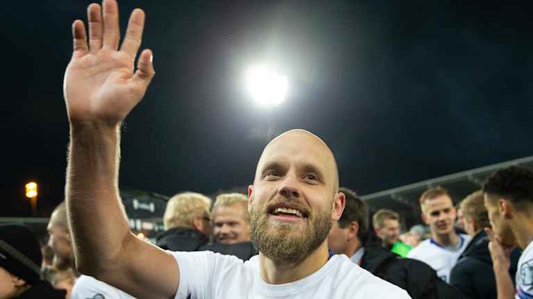 Jalkapalloilija Teemu Pukki heiluttaa kameralle.