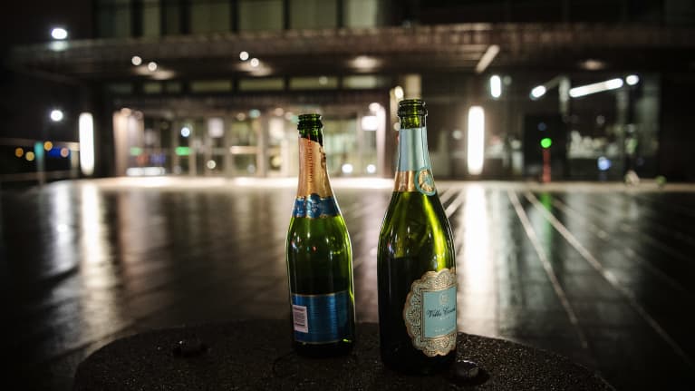 Tyhjät kuohuviinipullot odottivat ottajaansa Musiikkitalon edessä Helsingissä marraskuussa 2020.