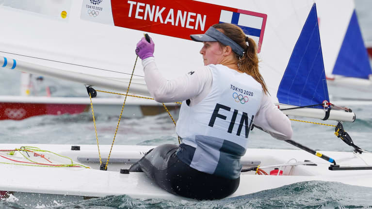 Tuula Tenkanen purjehtii Tokiossa.