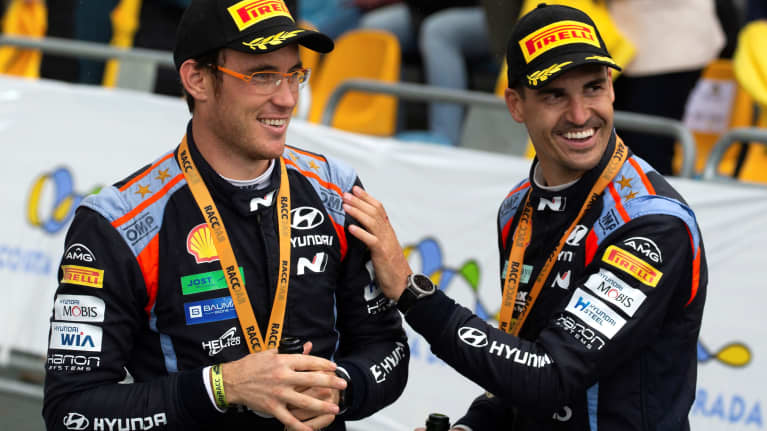 Thierry Neuville (vas.) voitti Katalonian MM-rallin ja Dani Sordo (oik.) sijoittui kolmanneksi.