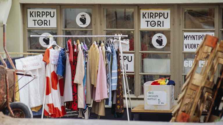 Kirpputorin edusta 1990-luvulla.