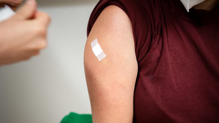 Rokotuksen jälkeen laitettu laastari olkavarressa.