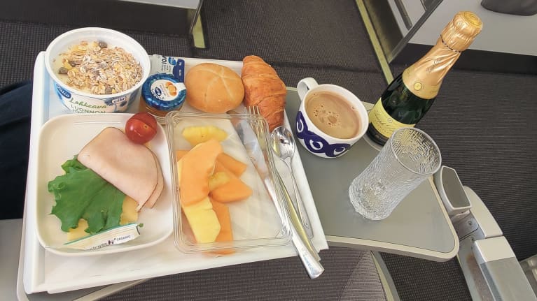 Finnairin business-luokan aamiainen lyhyellä Euroopan lennolla