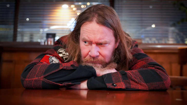 Jouni Hynynen nojaa pöytään baarissa. 