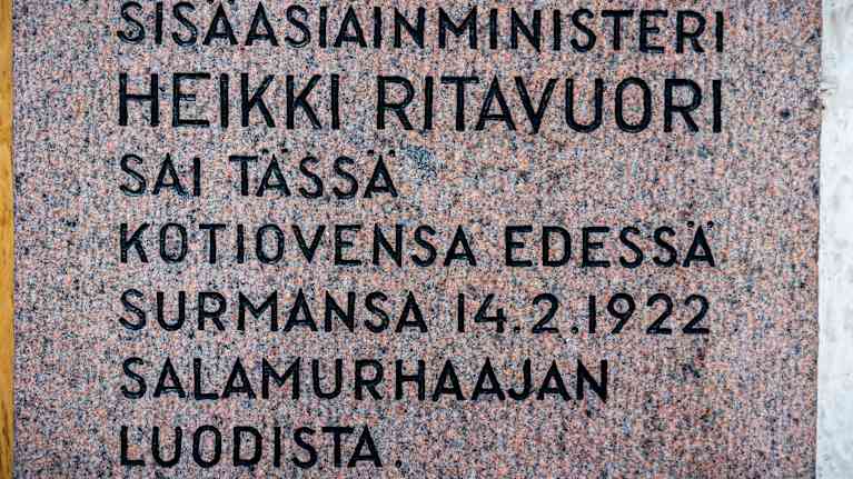 Heikki Ritavuoren kohtalosta kertova kyltti.