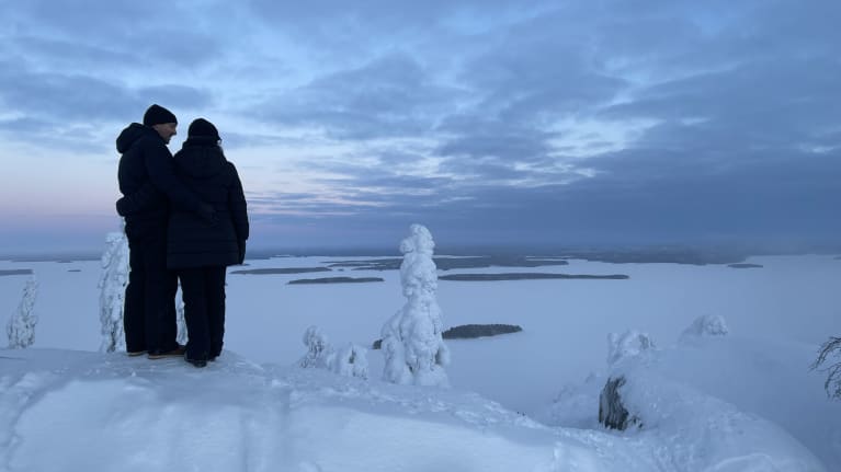 Pariskunta poseeraa Kolilla. 