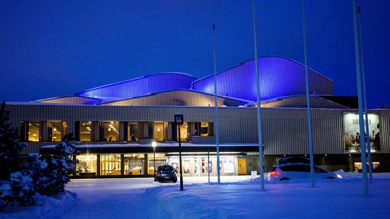 Lappia-talo on valaistu Ukrainan värein.