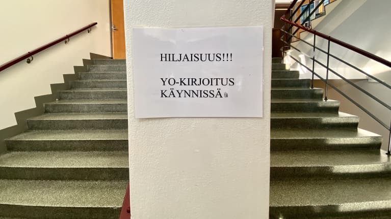 Ylioppilaskirjoitusten aikana koulun käytävät tyhjinä.