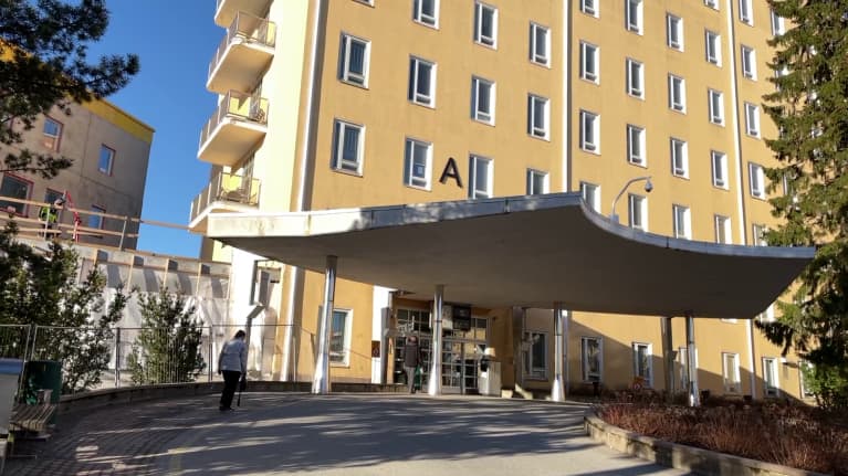 Porin Satasairaalan A-sisäänkäynti.