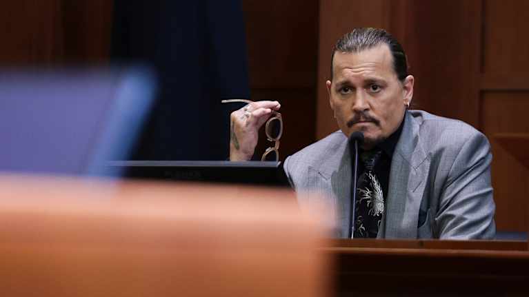 Johnny Depp istuu oikeussalissa.