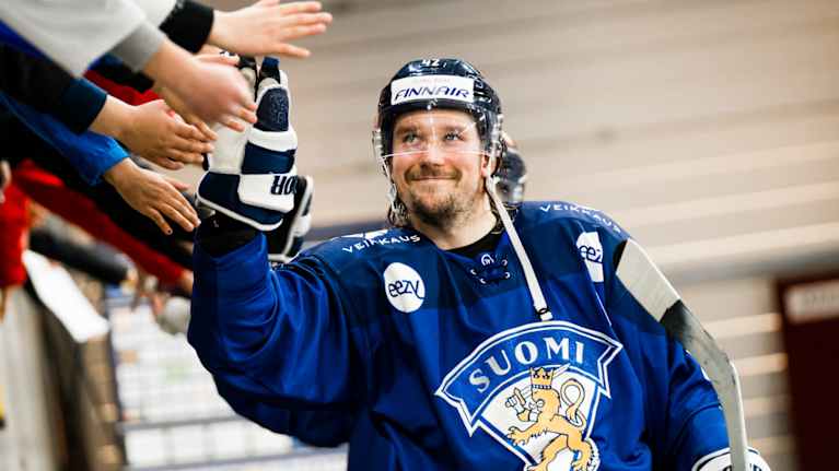 Sami Vatanen tervehtii faneja Leijona-paidassa.